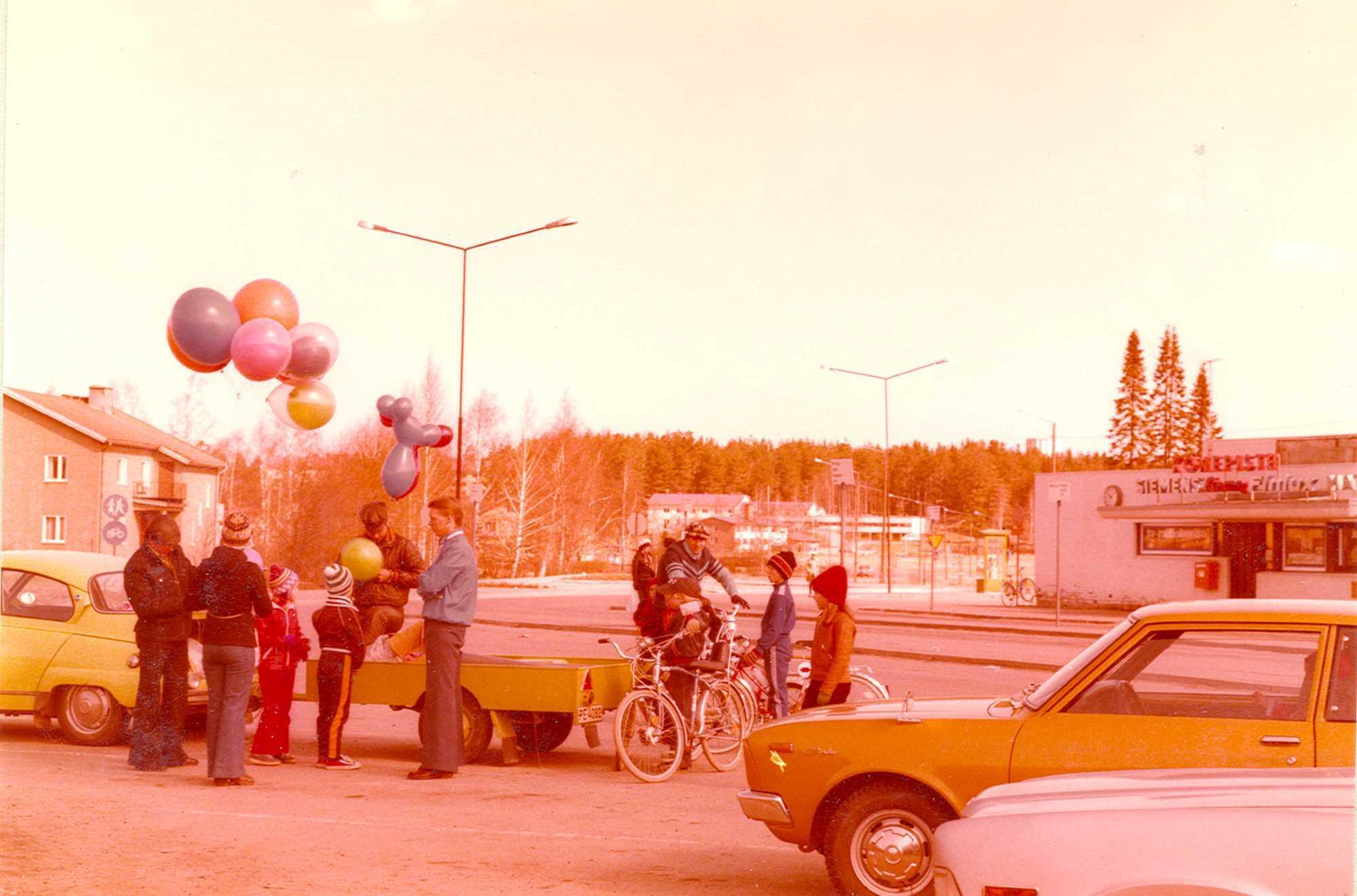 Ilmapallonmyyjiä ja –ostajia kirkonkylän torilla 1970-luvulla.