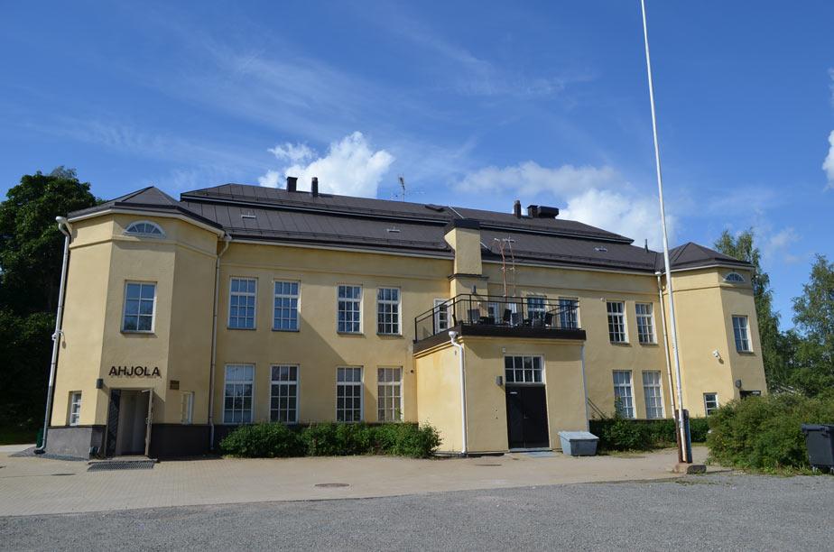 Kirkonkylän Ahjola talo, julkisivu