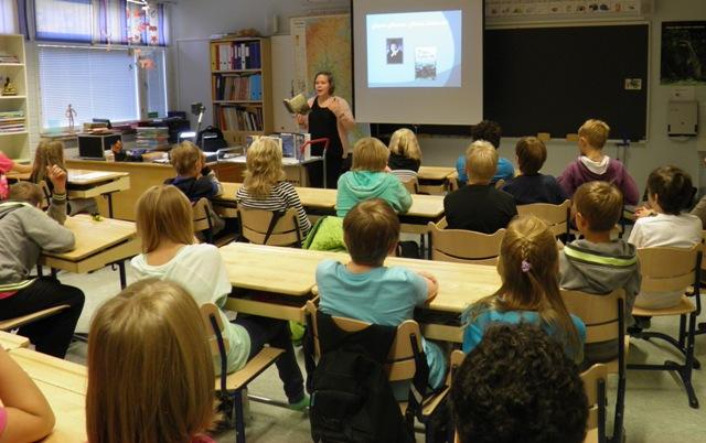 Kirjastonhoitaja vinkkaamassa koululuokalle.