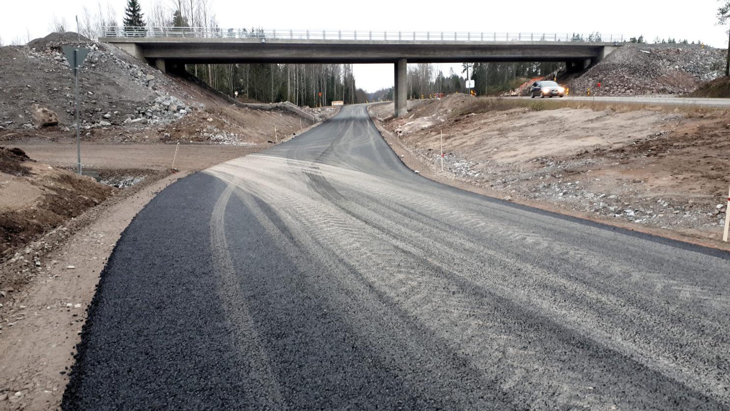 Hämeenlinnantien erikoiskuljetusreitti Metsäkylän risteyssillan alitse on päällystetty.