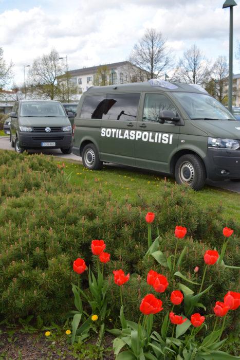 Sotilaspoliisin paketti auto Nurmijärvellä