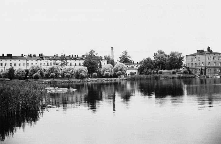 Lapinlahden sairaala nähtynä Lapinlahden yli 1940-luvulla