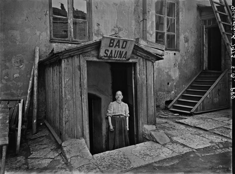 1913 . Sauna Marie-Badin sisäänkäynti pihan puolelta. Mariankatu 13a.