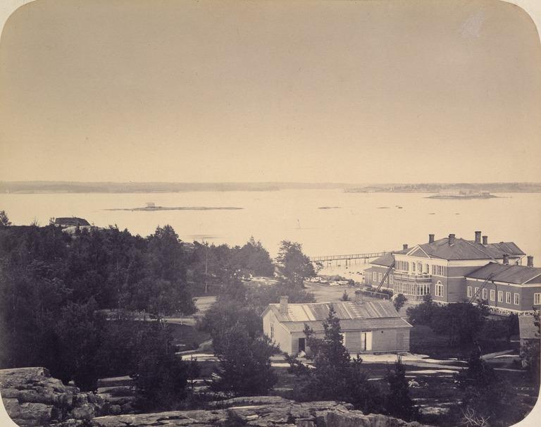 Kuvassa Helsinkiin vuonna 1838 valmistunut Ullanlinnan kylpylaitos ja sen piharakennuksia mahd. 1870-luvulla.