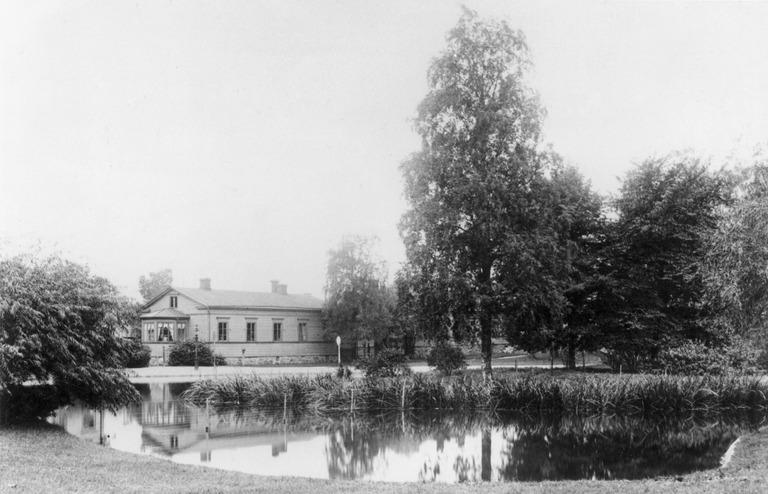 1890 . Kaisaniemi. Hotelli Villensauna, Hotel Wilhelmsbad, ja joutsenlammikko.