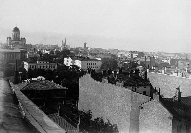 Keskellä Yliopiston uusi Klinikka. Nikolainkatu ( Snellmaninkatu), 1896