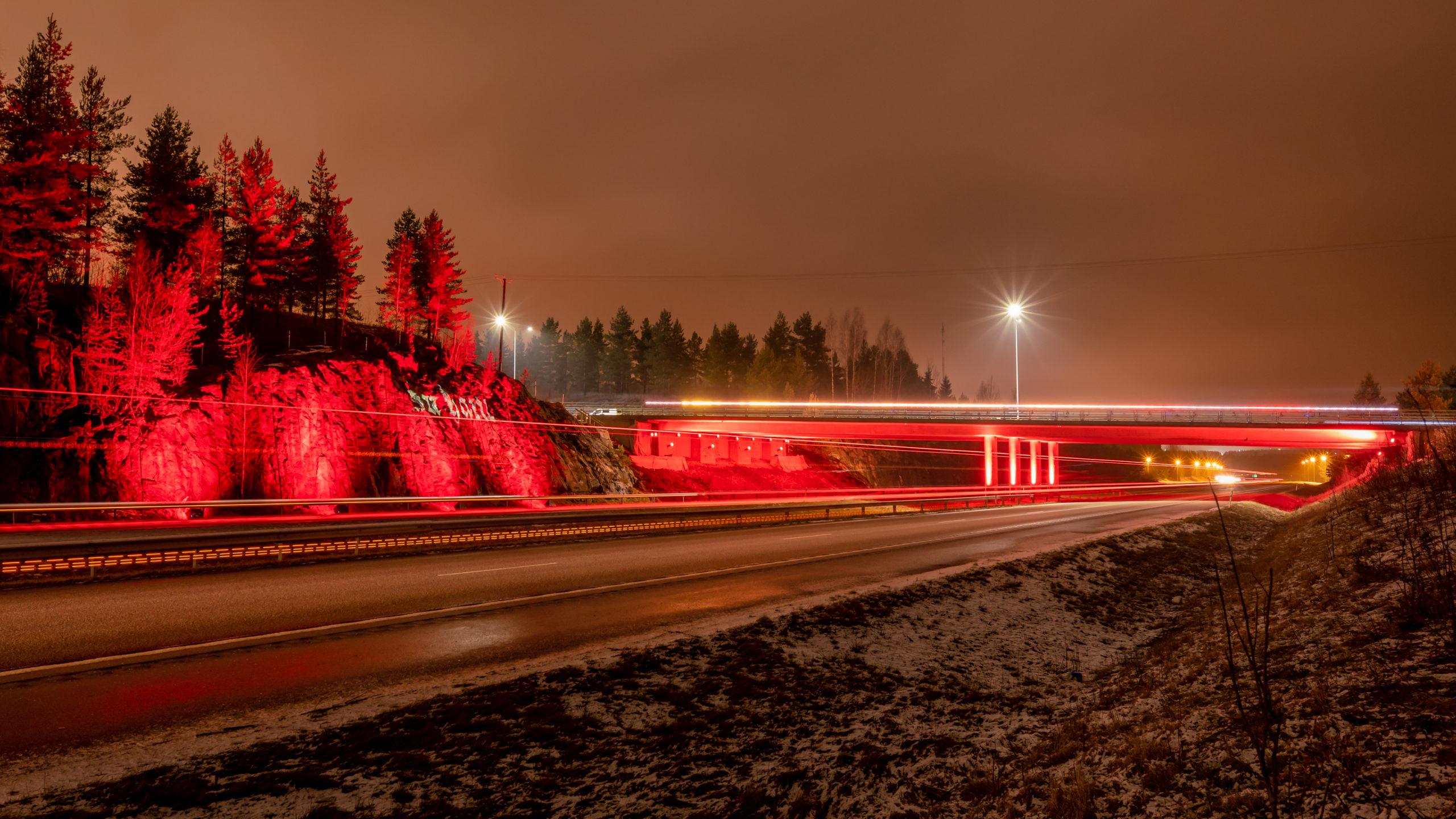 Juhlavuoden valotaideteos moottoritiellä