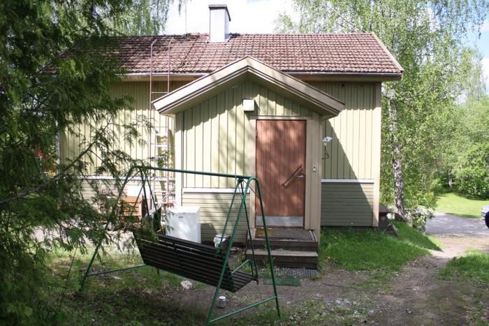 Omakotitalo, jonka pihalla keinu osoitteessa Hyttikuja 7, Rajamäki.