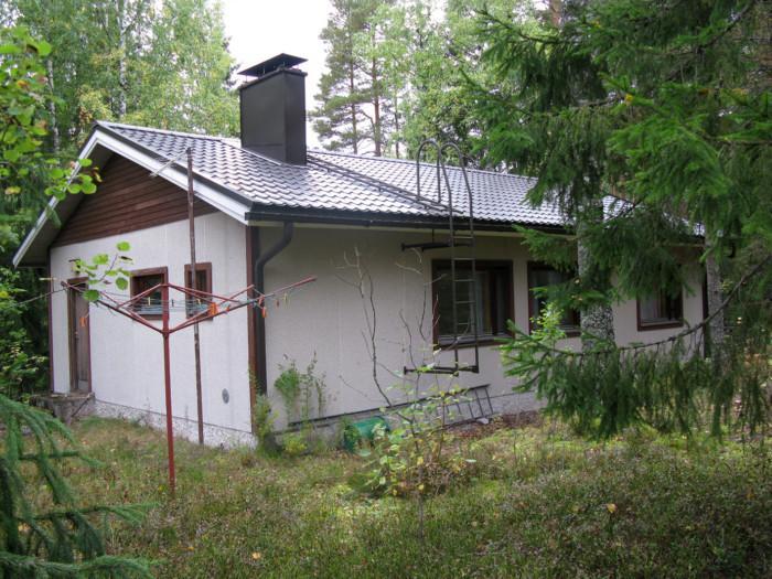 Omakotitalo metsäisellä tontilla osoitteessa Röykänrinne 7, Röykkä.