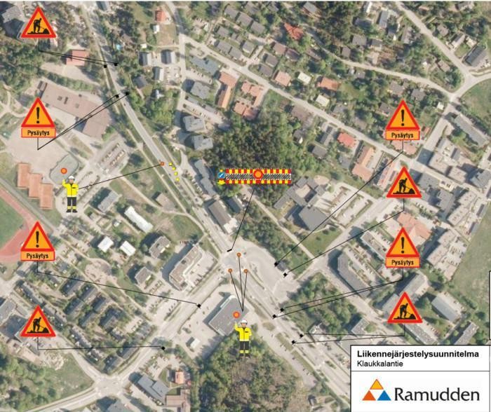 Klaukkalantien ja Lepsämäntien risteyksen kartta, josta ilmenevät liikennejärjestelyt ja kohdat, joissa liikenteenohjaajat pysäyttävät liikenteen 21.9.2021 liikenteenjakajan korjaustöiden vuoksi.