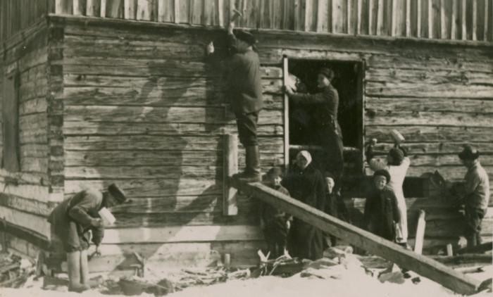 1900-luvun alun rakennustyömaa kirkonkylässä. Kuva Nurmijärven museo. 