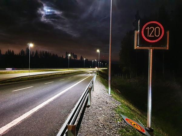 Moottoritien liittymä, jossa näkyy vaihtuva nopeusnäyttö 120 km/h.