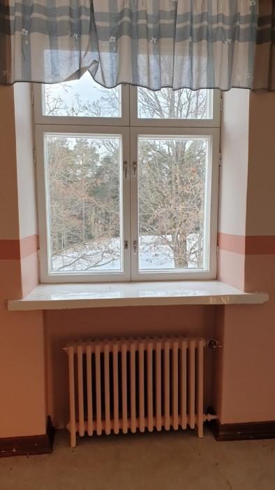 Luminen maisema ikkunasta.
