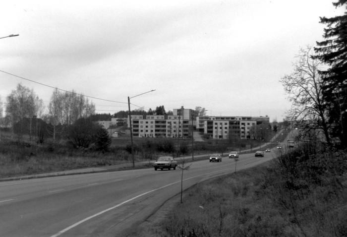 Klaukkalantie lokakuussa 1991. Tiellä on autoja ja taustalla näkyy kerrostaloja.
