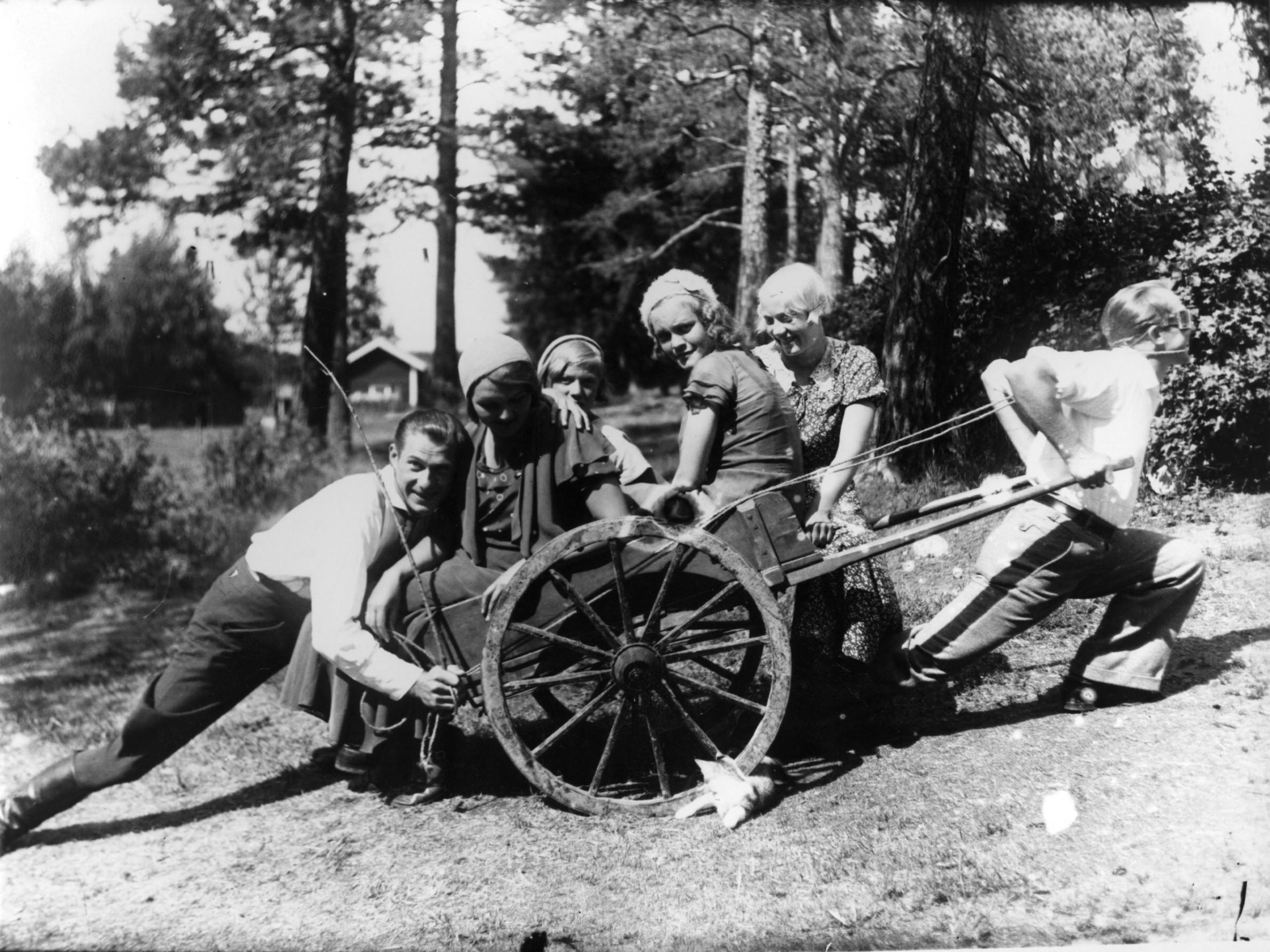 Kuvassa 1930-luvun kirkonkylän nuorisoa. Kuva Nurmijärven museo, Reino Kostia.