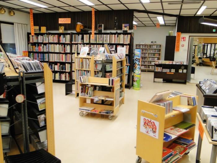 Kirjaston musiikkiosasto: hyllyissä nuotteja, levyjä, kirjoja ja elokuvia.
