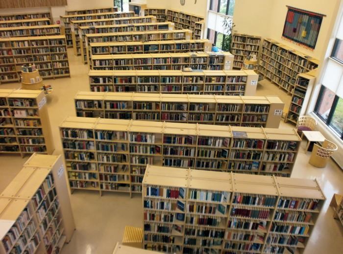 Kirjastosali täynnä kirjahyllyjä. Kuvattu ylhäältä päin.