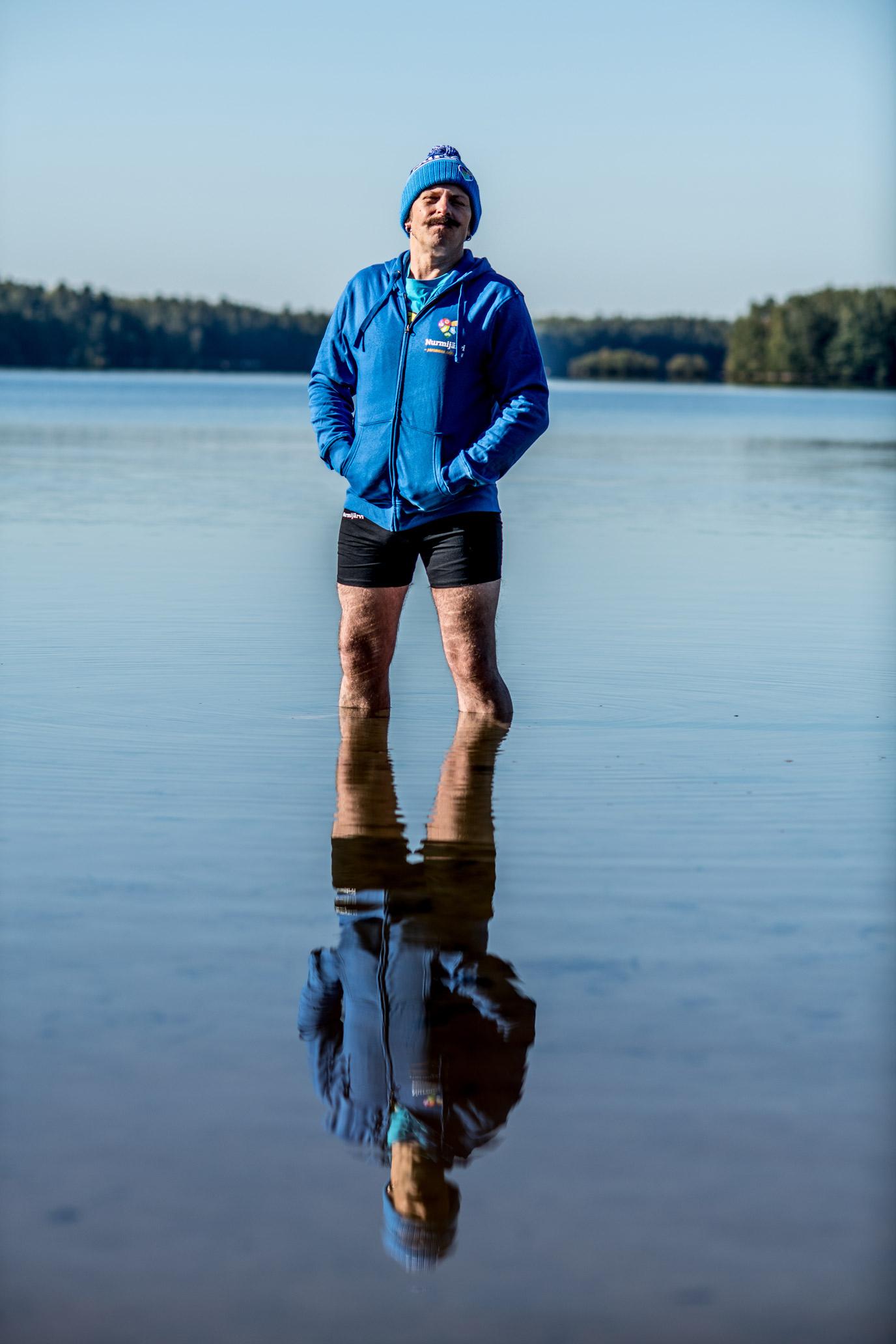 Ilmiöntekijä-tuotteita miehen päällä Sääksen rannalla