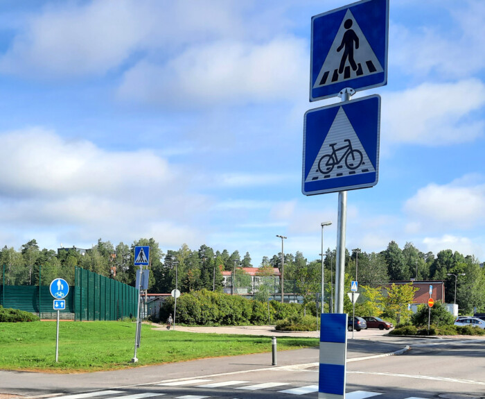Liikennemerkitsuojatie ja pyöräilijän tienylityspaikka.