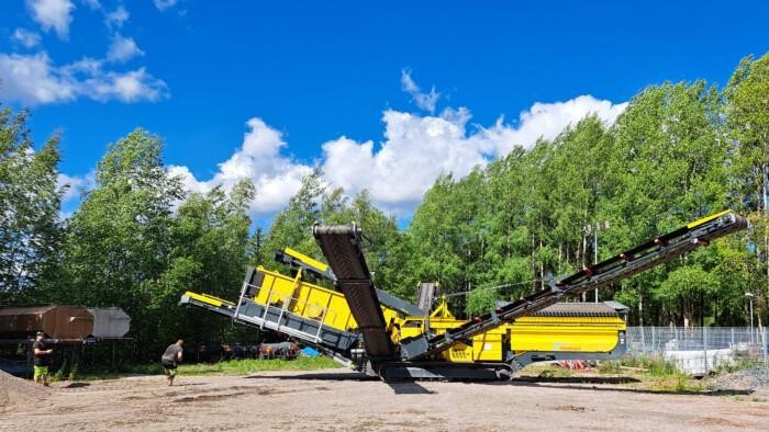 Hiekoitushiekan puhdistus- ja seulontakone kunnan varikolla.