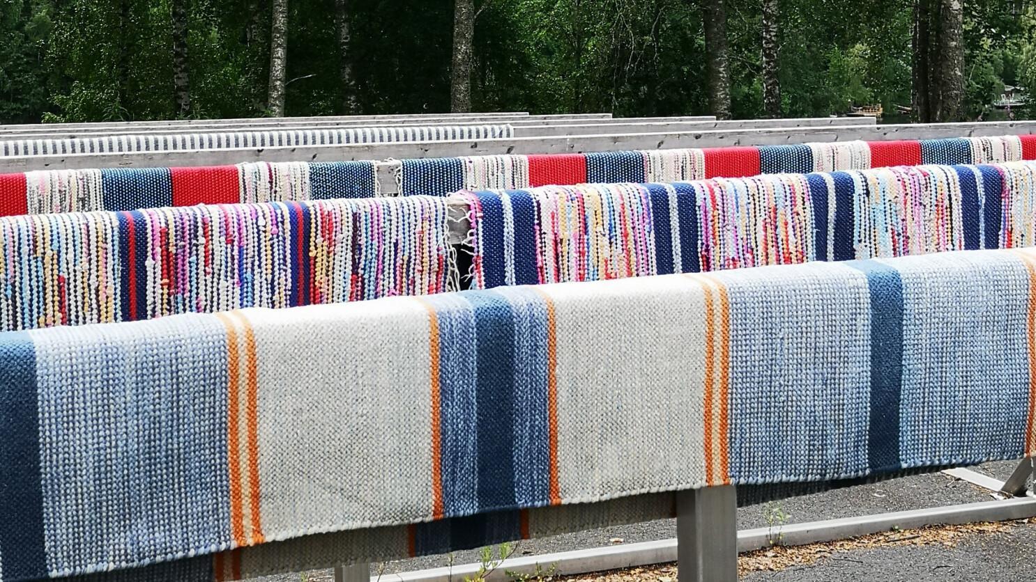 Räsymattoja kuivumassa ulkotelineillä.