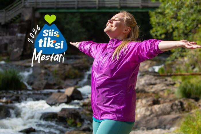 Nainen aurinkoisen Myllykosken partaalla ja Siistiksi mestari 2026 -logo