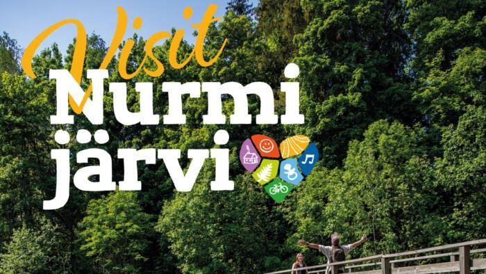 Visit Nurmijärvi -teksti kesäisen metsänäkymän päällä (osa kesäesitteen kannesta).