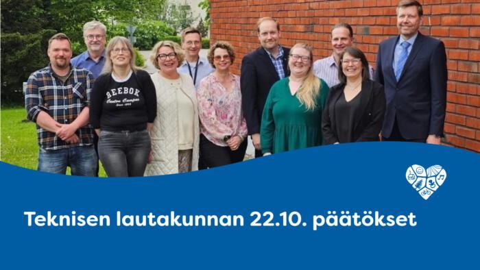 Teknisen lautakunnan jäsenet seisovat kunnanviraston edessä.