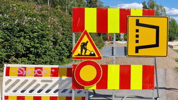 Liikennemrkit tiettyö ja kiertotie sekä työmaa-aita.
